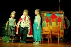 Przegląd prezentacji na Powiatowym Festiwalu Miniatur Teatralnych