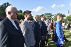 Stoją  Starosta Krzysztof Dziwisz wraz z gośćmi podczas inauguracji Igrzysk