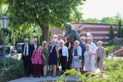 Francuscy goście stoją przy pomniku Filipa de Girarda