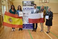 Nauczycielki z Hiszpanii, Starosta Żyrardowski i Dyrektor Liceum Ogólnokształcącego stoją trzymając flagi Hiszpanii i Polski