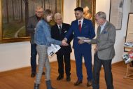 Starosta Powiatu Żyrardowskiego wraz z członkami komisji konkursowej wręczają dyplom i nagrody uczestniczce konkursu