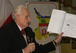 Major Wacław Sikorski przedstawia dokumenty UB swojego śledztwa