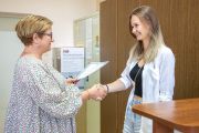 Maturzyści odbierają świadectwa