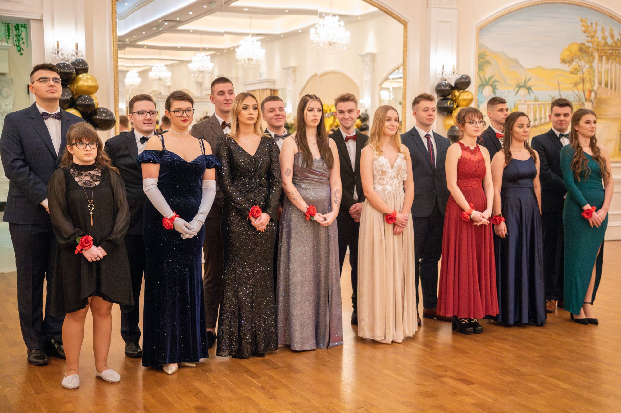Uczestnicy poloneza stoją w grupie