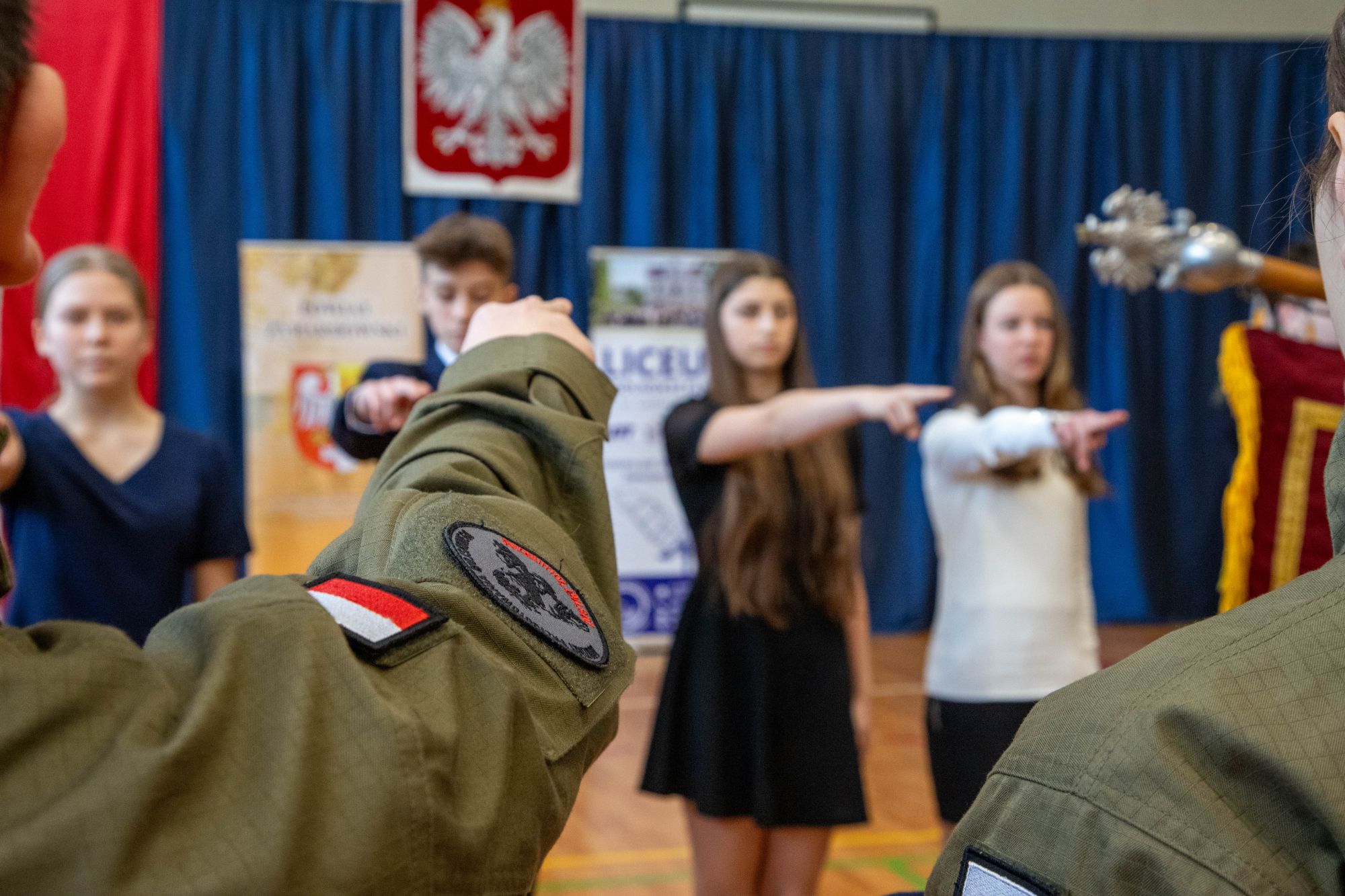 Uczniowie składają ślubowanie