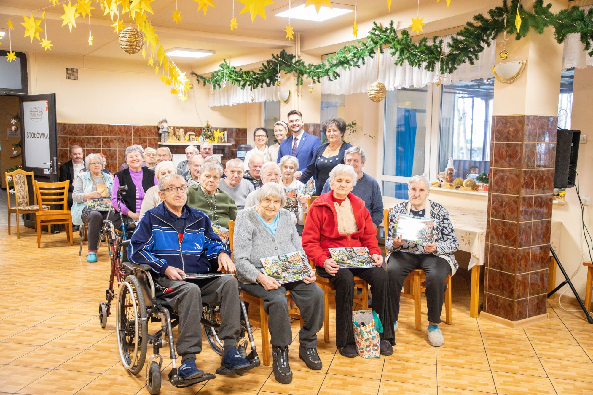 Zdjęcie grupowe podopiecznych DPSu, dyrekcji i Starosty Powiatu