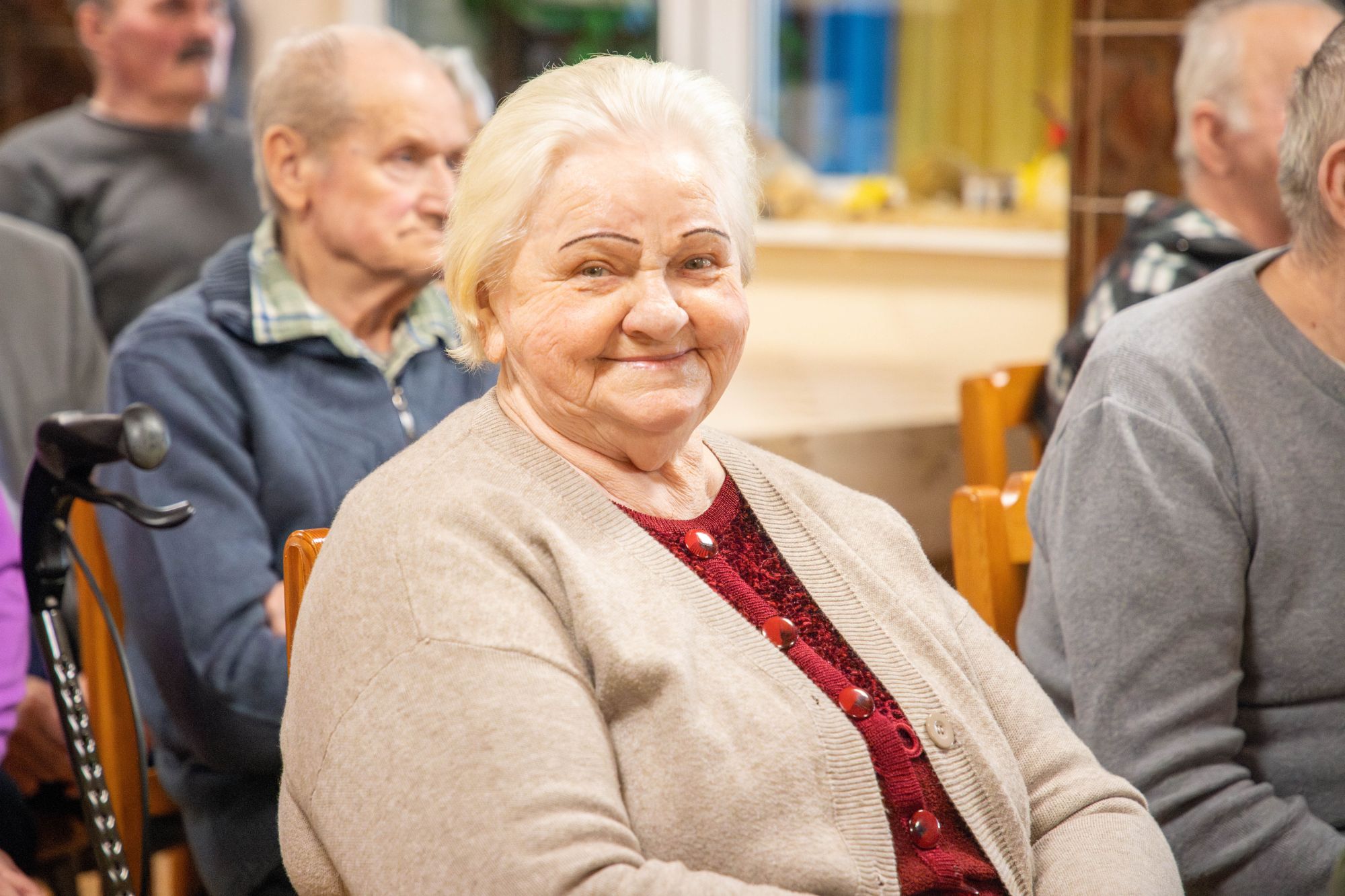 Seniorka uśmiecha się w stron obiektywu