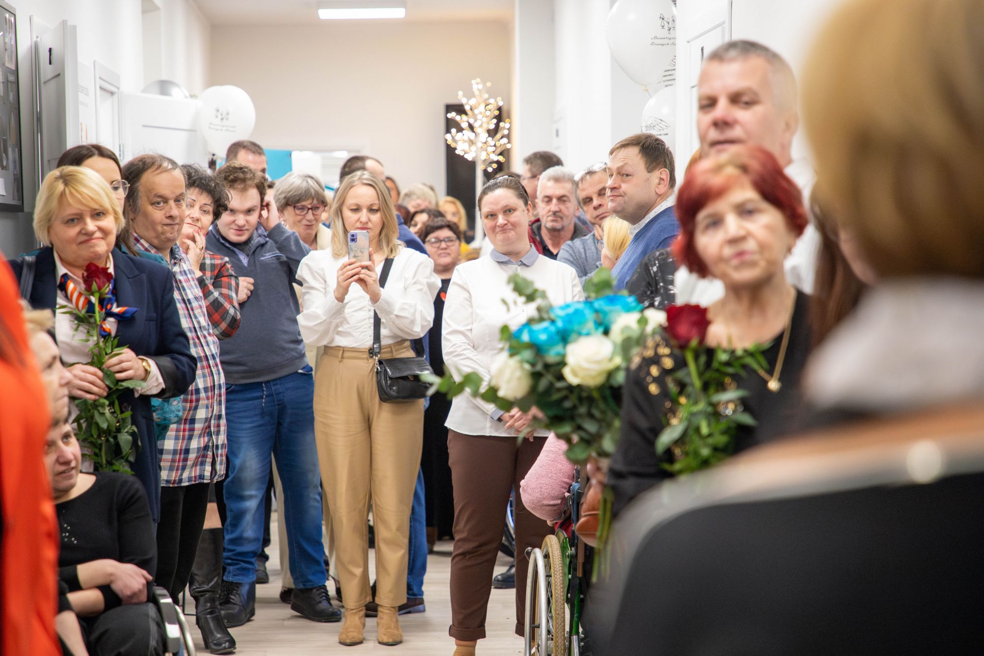 Ludzie zebrani na uroczystości