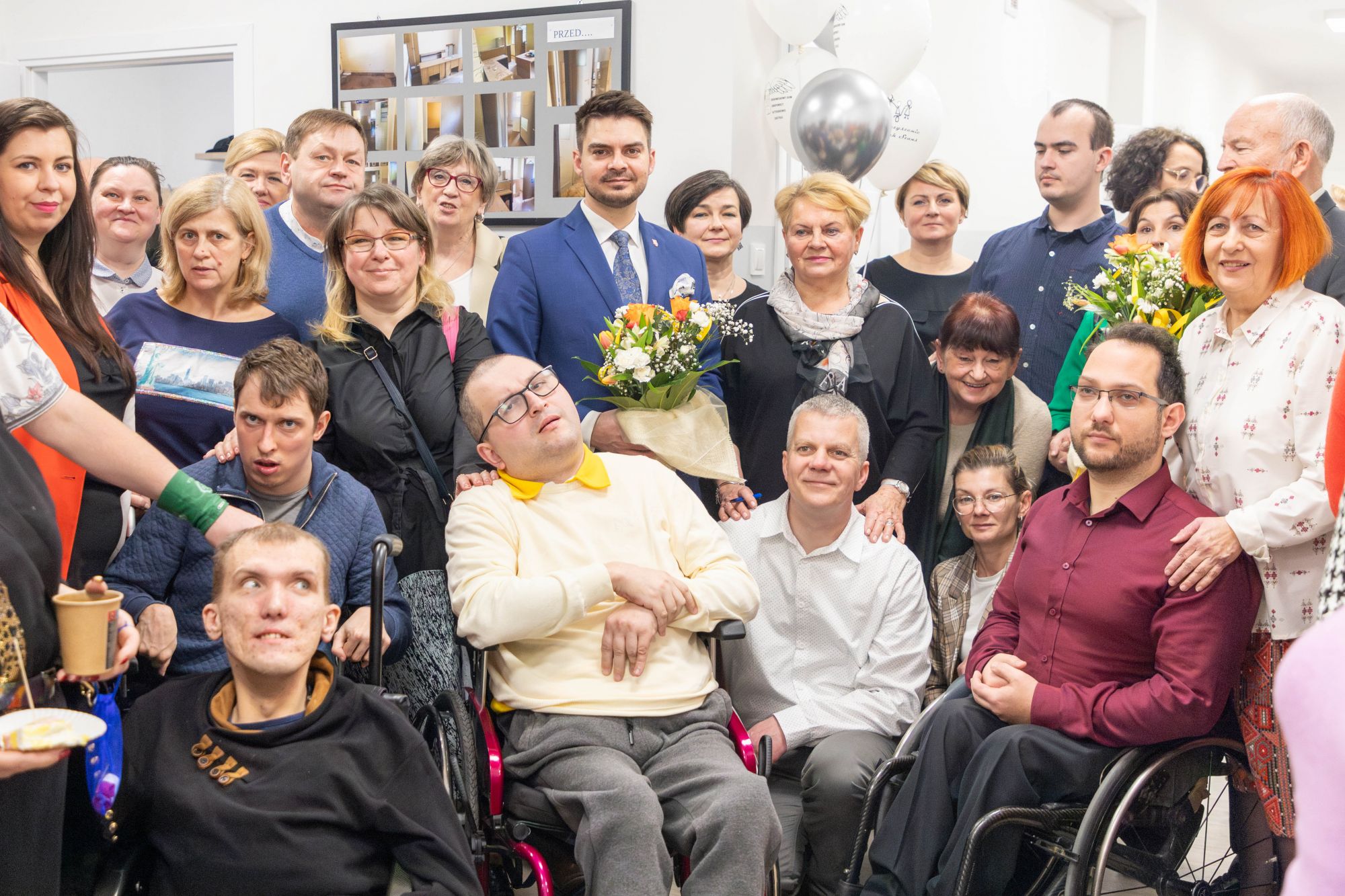 Zdjęcie grupowe podopiecznych Domu, jego pracowników i władz powiatu