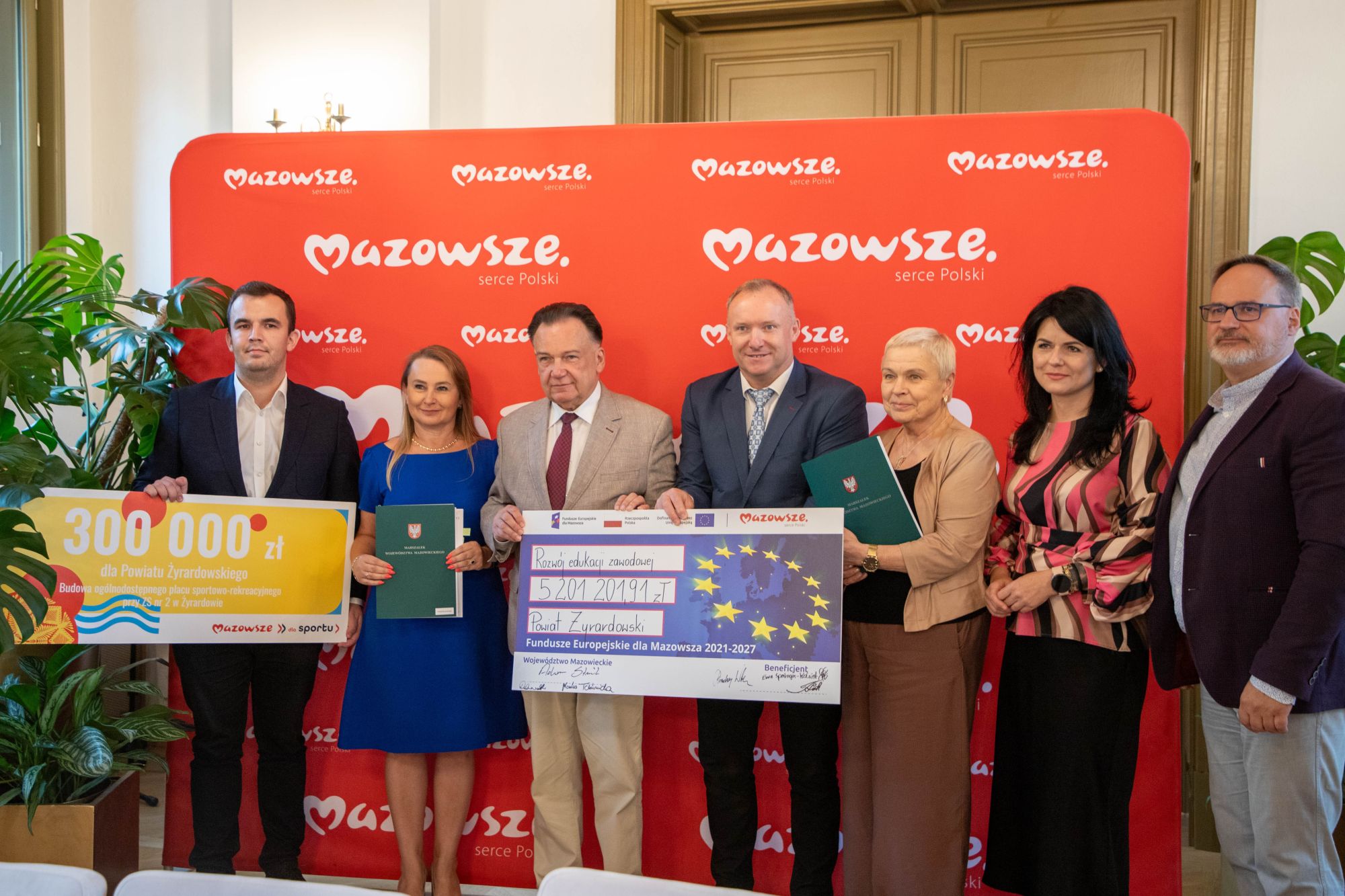 Zdjęcie grupowe przedstawicieli Zarządu Powiatu Żyrardowskiego z Marszałkiem