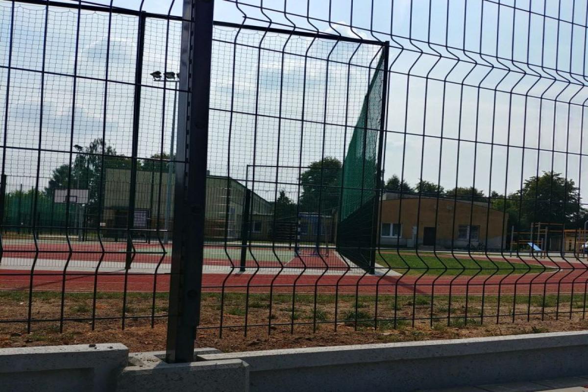 Nowe ogrodzenie boiska szkolnego w Mszczonowie