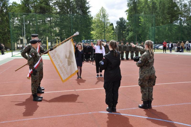 Ślubowanie pierwszoklasistów w L.O. w Puszczy Mariańskiej
